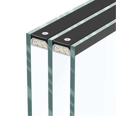 



So wird der Swisspacer Air in den Randverbund einer 3-fach-Einheit eingebaut, wobei sich U
g
-Werte bis zu 0,6 W/(m²K) erzielen lassen.
