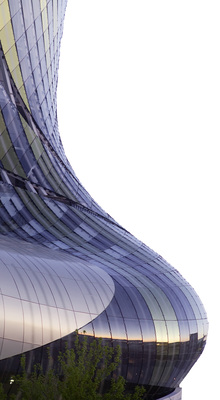 



In der Fassade der La Cité du Vin gehen die gebogenen Glas- und Metallelemente fließend ineinander über.
