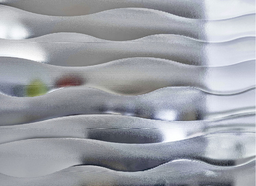 <p>
</p>

<p>
Wellenförmig und fließend präsentiert sich das neue Fluid-Gussglas von Saint-Gobain. Das Glas ist aktuell in 4 und 6 mm Dicke erhältlich und lässt sich zudem gut schneiden und weiterverarbeiten.
</p> - © Foto: Saint Gobain-Glass Deutschland GmbH / Fotograf: Olaf Rohl

