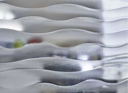 



Wellenförmig und fließend präsentiert sich das neue Fluid-Gussglas von Saint-Gobain. Das Glas ist aktuell in 4 und 6 mm Dicke erhältlich und lässt sich zudem gut schneiden und weiterverarbeiten.
