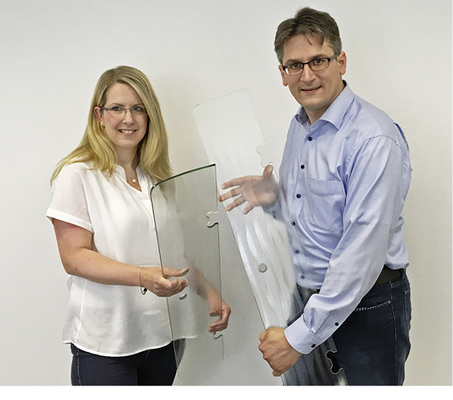 



Jessica Paffenholz und Heiko Holtschneider von Glas Funke sind überzeugt, dass Fluid künftig in vielen Standardanwendungen für das Interieur zu finden sein wird.
