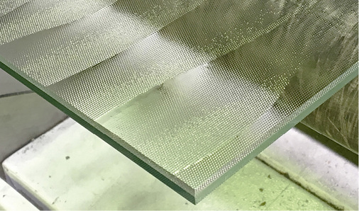 
Bei Glas Funke wurde das neue Gussglas gebohrt, gefräst und geschliffen, es wurden Ausschnittbearbeitungen gemacht und jede nur erdenkliche Bearbeitung, inklusive Vorspannen und Biegen. Ergebnis: Alle Tests waren positiv.
