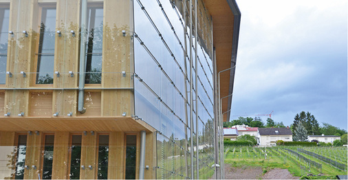 
Das neue Gebäude bettet sich sanft in die Landschaft ein.
