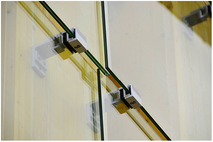 <p>
Die doppelt geschuppte Glasfassade wurde mit dem Befestigungssystem Al-Wall DS von Längle Glas umgesetzt.
</p>