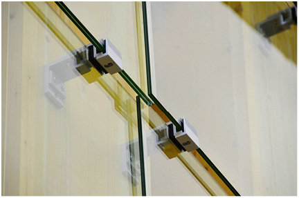 
Die doppelt geschuppte Glasfassade wurde mit dem Befestigungssystem Al-Wall DS von Längle Glas umgesetzt.
