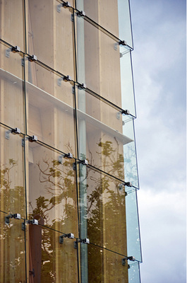 <p>
Durch die horizontale und vertikale Überlappung bietet die Glasfassade einen sehr guten Schutz vor Nässe.
</p>