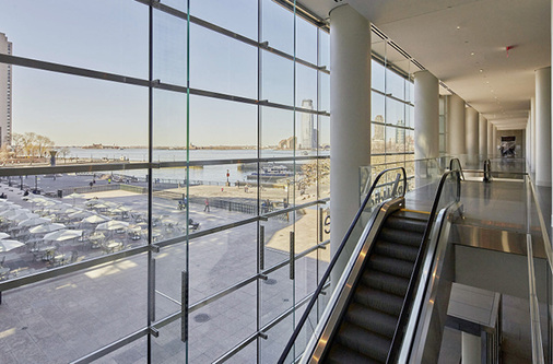 
Die Transparenz der Ganzglasfassade sorgt für freie Sicht auf den Hudson River. 
