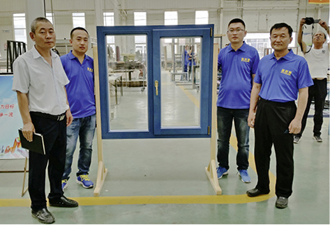 
Holz-Aluminium-Produktion in China: Man ist stolz darauf, mit Konstruktionen mit Deutschland auf Augenhöhe zu sein. 
