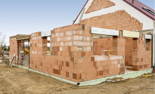 



Die typische Bauweise macht es dem Fachbetrieb nicht unbedingt einfach, wenn der Bauunternehmer den Rollladenkasten selbst auswählt und verbaut.
