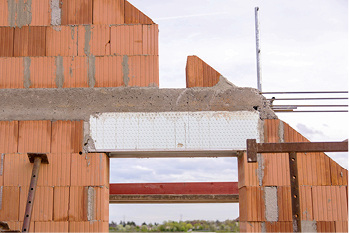 



Bei vorbetonierten Stürzen ist die sichere Befestigung der Statikwinkel in der Regel immer gegeben.
