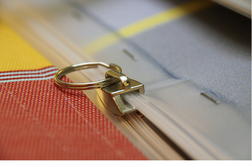 



Schnellmontagekeder, Magnetkrallenkeder oder angetackerte Reissverschlusssysteme, die Möglichkeiten Tücher an der Tuchwelle zu befestigen sind vielfältig.
