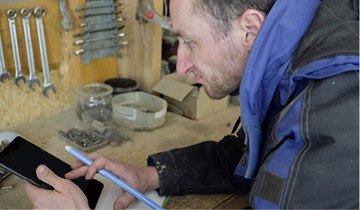 



Auch wenn heute die Kommunikation mit der Baustelle über iPad & Co. stattfinden kann, der Meister sollte den persönlichen Kontakt zu seinen Monteuren trotzdem suchen.
