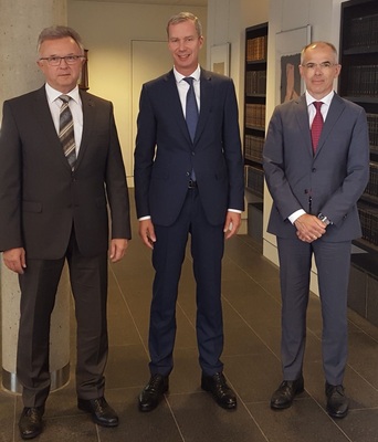 In den vergangenen Tagen unterzeichnete Martin J. Hörmann, persönlich haftender Gesellschafter der Hörmann Gruppe (mittig), mit Berthold Schmidt-Förger von Afinum Management GmbH (rechts) den Kaufvertrag. Volkmar Döring (links) und Thomas Burghardt bleiben als Geschäftsführer der Schlotterer-Gruppe bestehen.