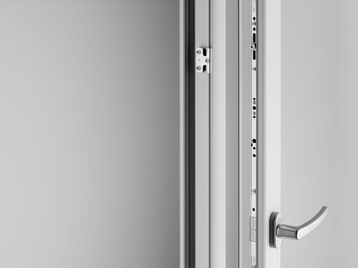 Bei unterschiedlichen Ausführungen kommt stets der gleiche Zentralverschluss zum Einsatz. Dafür stünden die vorhandenen Komponenten “NT“ (Kunststoff, Holz) und “AL“ (Aluminium) zur Verfügung.