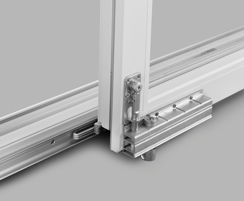 Das Foto zeigt den Laufwagen mit einem Verstärkungsteil, das als stabilisierende Verbindung ab Flügelgewicht 100 kg eingesetzt wird. Es lässt sich per Torx verstellen, um das Ein- und Auslaufen je nach Gewicht und Dimension des Flügels zu optimieren.