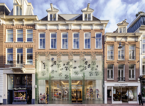 <p>
</p>

<p>
Sticht hervor: Die Glasfassade das Chanel-Stores.
</p> - © Foto: Daria Scagliola & Stijn Brakkee

