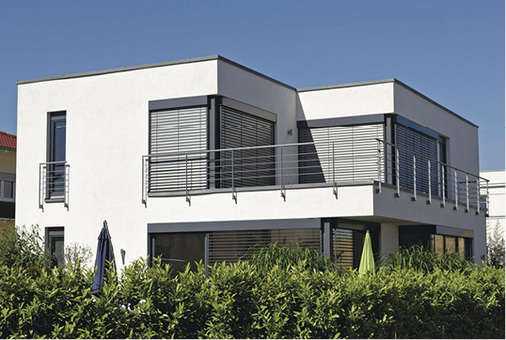
Auch wenn der Architekt mit viel Glas und ohne Sonnenschutz geplant hat, kann man Raffstoresysteme bei entsprechender Detailsplanung ohne Probleme nachrüsten.
