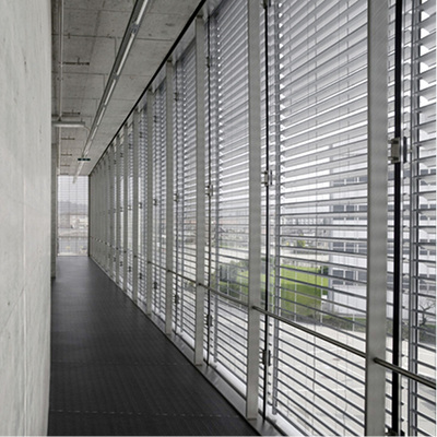 
Gerade bei langen und engen Gängen ist es wichtig, den Tageslichteinfall zu nutzen, um Sichtkontakt zur Außenwelt zu haben. 
