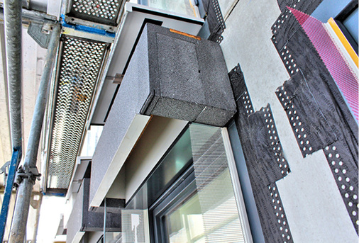 
Der Jalousiekasten kann ab einer Dämmstoffdicke von 180 mm eingesetzt werden, für geringere Dicken ist auch eine Jalousieschürze als Blende erhältlich. Somit ist das System auch für Sanierungsmaßnahmen umsetzbar.
