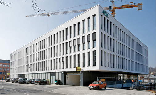 <p>
Auch beim neuen Postquartier in Ravensburg kam der Joma-Jalousiekasten zum Einsatz, um die Anforderungen der Energieeinsparverordnung (EnEV) zu erfüllen.
</p>
