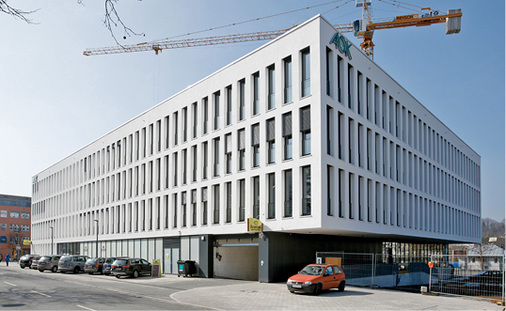 
Auch beim neuen Postquartier in Ravensburg kam der Joma-Jalousiekasten zum Einsatz, um die Anforderungen der Energieeinsparverordnung (EnEV) zu erfüllen.
