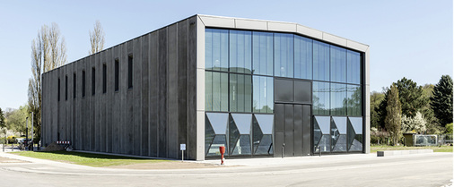 



Eta-Fabrik in Darmstadt: Kapillarmatten in der Gebäudehülle nehmen die Sonnenenergie auf und transportieren diese in einen Speicher. Zeitversetzt wird die Energie zur Beheizung sowie zur Kühlung des Innenraums genutzt. 
