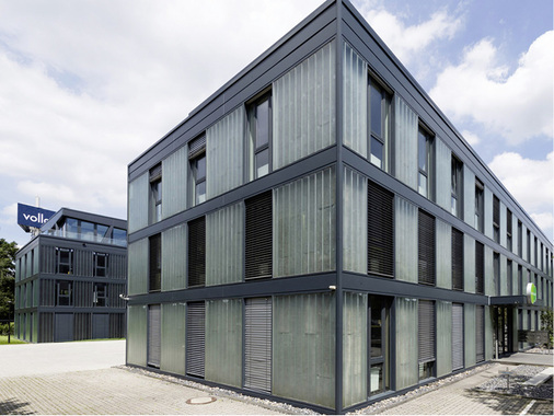 
Nachher: Eine matte Oberfläche und ein dezentes Anthrazit verleihen dem Bürogebäude ein edles Erscheinungsbild. Rund 400 m² der Renolit Renovierungsfolie wurden verarbeitet und damit die Optik zugleich deutlich aufgewertet. 
