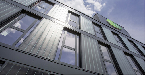 
Die kleinteiligen Maße der zu beklebenden Teile mit vielen Sicken, Ecken und Kanten erforderte Expertenwissen bei der Verarbeitung.
