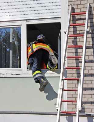



Im Brandfall muss es schnell gehen, denn jedes Hindernis kostet Zeit bei der Rettung. Deshalb muss der Sonnenschutz im zweiten Rettunsgweg in das Brandschutzkonzept eingebunden werden.
