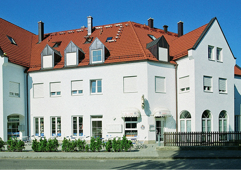 



Da der Bedarf an Sonnenschutz immer weiter ansteigt, kommen auch zunehmend spezielle Ausführungen für den zweiten Rettungsweg infrage.
