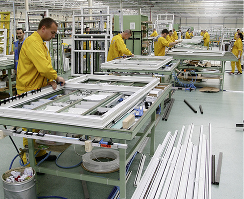 
Speziell osteuropäische Anbieter haben das preisbewusste Segment in Angriff genommen. Hier kann die gesamte Kette der Effizienzvorteile (niedrigere Löhne, reduziertes Sortiment mit geringeren Komplexitätskosten, vollautomatisierte Prozesse, etc.) ausgespielt werden. 
