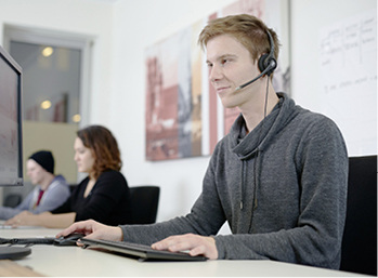 
Beim Online-Anbieter Vitraum übernehmen die Kundengespräche gut geschulte Telefonberater. Montage-Partner können sich so auf ihr Kerngeschäft konzentrieren.
