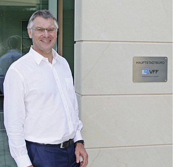 
Der neue VFF-Präsident Detlef Timm (vor der Hauptstadtrepräsentanz des Verbandes) legt Wert auf die Feststellung, dass man in der Branche gemeinsam mehr erreichen könne: „Wir sind keine Wettbewerber, sondern Marktbegleiter und im besten Fall sogar Kollegen.“
