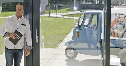 
Ralf Diller, Leiter des Produktmanagements erläuterte die Mehrwert-Angebote im neuen Ausstellungszentrum.
