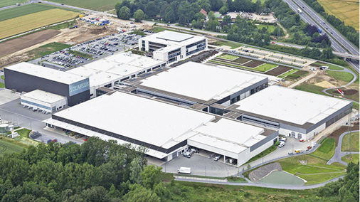 



Das Areal des Campus erstreckt sich auf 13 ha. Neben der vorbildlichen Architektur mit vielen transparenten Durchblicken an allen Arbeitsplätzen, besticht der Industriebau durch weite Freiflächen und begrünte Außenanlagen. 
