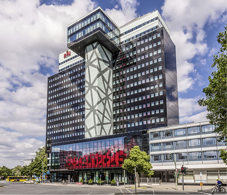 
Blick auf das Riu Plaza Hotel: Gut erkennbar ist das vorgesetzte Foyer mit dem roten Kubus. 
