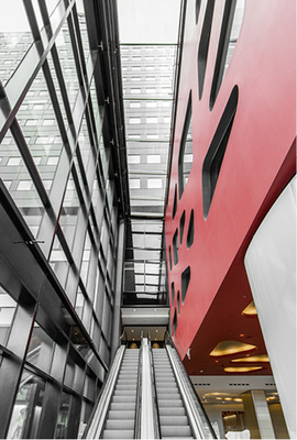 
Die äußere Hülle des Atriums ist als Glasfassade in Pfosten-Riegel-Bauweise ausgeführt und bietet Wärme- und Schallschutz. Daneben die Erschließung.
