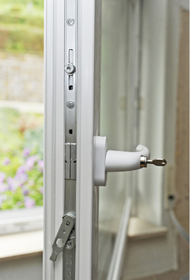 
Haus- und Wohnungseigentümer sowie Mieter sollten nach Meinung von Roto beim Thema Einbruchschutz in jedem Fall selbst aktiv werden, mit Fachbetrieben Kontakt aufnehmen und auf bewährte Beschlagtechnik vertrauen.
