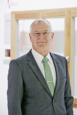 
Aufgrund des „eindeutigen Votums“ der aktuellen forsa-Untersuchung appelliert Dr. Eckhard Keill an die verantwortlichen Ministerien in Bund und Ländern, Maßnahmen zum vorbeugenden Einbruchschutz verpflichtend in den Bauordnungen zu verankern.
