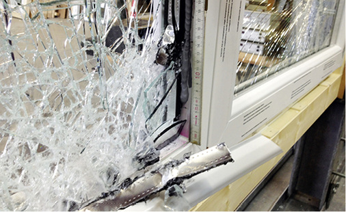 



Das hier in einer Prüfsituation Glasanbindung nach RC2 geprüfte Isolierglas wurde im Falzgrund mit Kömmerling Ködiglaze P verklebt und hat die Prüfung bestanden.
