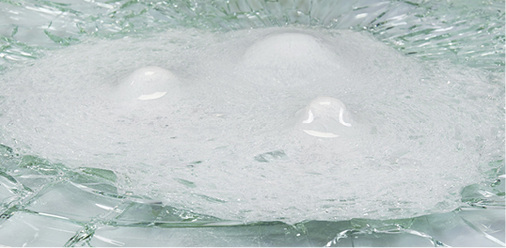 



Durchschusshemmende Gläser nach DIN EN 1063 müssen einem dreimaligen Beschuss widerstehen. Im Bild eine getestete Polycarbonat-Glasscheibe von Vetrotech.
