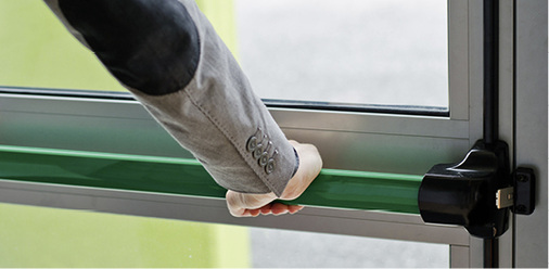 



Um zu verhindern, dass ein Loch ins Glas einer Anti-Panik-Tür geschlagen wird, um die Stange zu öffnen, lassen sich Scheiben aus Glas und Polycarbonat einsetzen.
