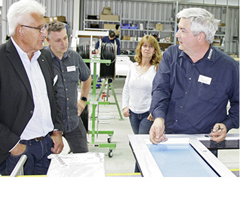 
Fachhändler nutzen die Gelegenheit, sich im Werk selbst über die neuesten Entwicklungen zu informieren.
