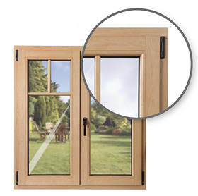 
Das Eck-Design-System (EDS) ermöglicht exklusives Design, das an die Verzapfungstechnik von Holzfenstern erinnert. So sehen folierte Kunststofffenster einem Holzfenster zum Verwechseln ähnlich.
