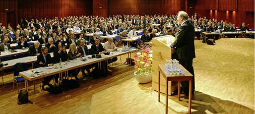 <p>
Über 900 Teilnehmer verfolgten den Eröffnungsbeitrag von Prof. Sieberath.
</p>