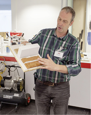 



Ein Produkt auch für Fensterbauer: Mit Soudal Cement Repair Express lassen sich kleine Fassadenschäden oft schneller und einfacher reparieren, als mit herkömmlichem Mörtel oder Zement. Die anschließende Oberfläche ist durch die Verwendung von Mineralien kaum zu unterscheiden. Norbert Kaspar, Technik Soudal Deutschland, zeigt die Wirkung
