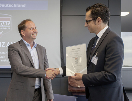 
Thomas Roßbach, Geschäftsführer RAL Deutsches Institut für Gütesicherung und Kennzeichnung e.V., übergibt die RAL-Urkunde für Soudal Fugendichtungskomponenten und -systeme an Harald Lüdtke, Geschäftsführer Soudal Deutschland
