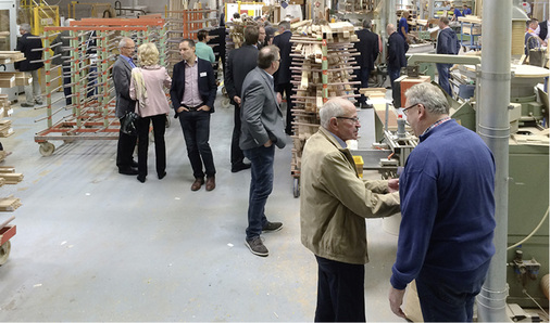 <p>
Einblicke in die CNC-gesteuerte Holzfensterproduktion bei Sorpetaler – auch Seniorchef Hubert Appelhans (vorne links) gibt den Besuchern gerne Auskunft.
</p>