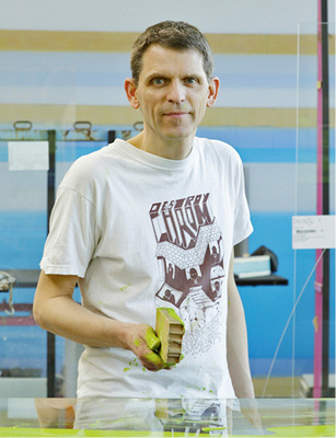 
Der Düsseldorfer Künstler Manuel Franke bei seiner Arbeit im Glas-Trösch-Werk. 
