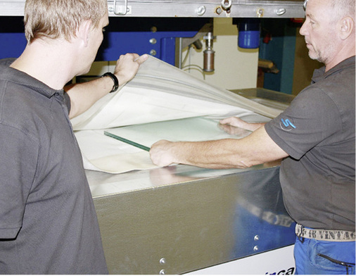
Neuheit: Die Techniker der SM-Innotech legen ein zu laminierendes Glas in einen automatisch schließenden Vakuum-Sack.
